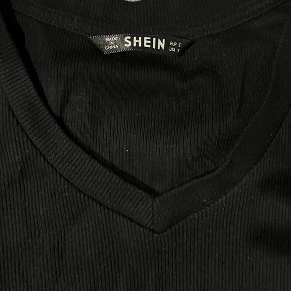 SHEIN black v mechanical crop top - Picture 2 of 2